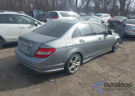 2011 Mercedes-Benz C 300 Luxury 4Matic/Sport 4Matic z USA, uszkodzony, nr VIN WDDGF8BB4BR168805